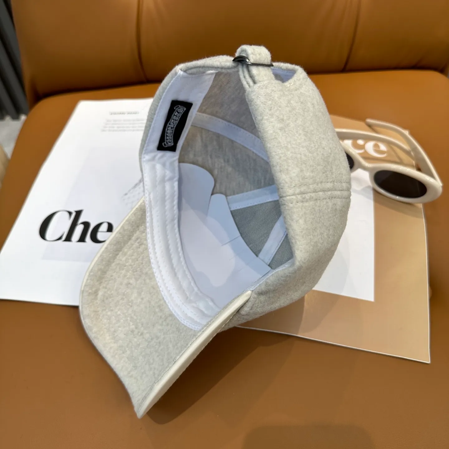 P60 Crow Heart's new autumn and winter fur-stitched baseball cap. It's full of autumn and winter atmosphere. The quality is great. The deepening of the hat shape makes it more elegant. It's very nice for both men and women. It's a classic among classics. It goes well with daily wear. Casual and fashionable.
